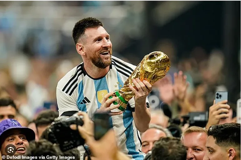 thac-mac-lich-su-ronaldo-va-messi-ai-gioi-hon-1116